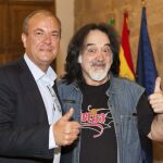 El presidente del Gobierno de Extremadura, José Antonio Monago (i), posa junto a José Luis Campuzano, 'Sherpa' (d), fundador del grupo de rock Barón Rojo