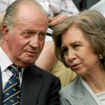 Doña Sofía comparte confidencias con Don Juan Carlos en un partido de tenis