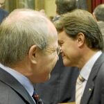 Montilla quiere un debate en catalán y castellano y Mas sólo está dispuesto a debatir en catalán