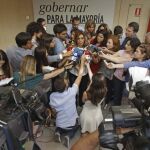 La presidenta andaluza en funciones, Susana Díaz, atiende a los medios tras finalizar esta tarde la reunión con el secretario general del PSOE, Pedro Sánchez