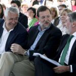 El líder del PP, Mariano Rajoy , junto al cabeza de lista de su partido a las elecciones europeas, Jaime Mayor Oreja (dcha), y el presidente de los populares andaluces, Javier