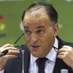 El presidente de la Liga de Fútbol Profesional (LFP), Javier Tebas, hoy en la rueda de prensa que ofreció tras la Asamblea