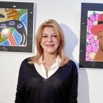 La baronesa Thyssen posa en su museo delante de dos de los cuadros que ha cedido Pam Emmerik