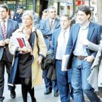 Esperanza Aguirre nombró candidato a David Pérez (a su izda.), ayer durante una visita a Alcorcón