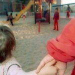 Una niña en un columpio, en una imagen de archivo