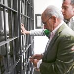 Rodrigo Rato llega ayer a su casa, en el madrileño barrio de Salamanca