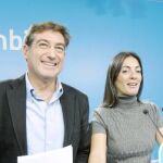 El coordinador del área económica, Rafael Carmona, y la portavoz del PP-A, Rosario Soto, ayer, en Sevilla