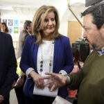 La ministra de Empleo, Fatima Bañez (c), acompañada del candidato del PP a la Alcaldía, Adolfo Sainz (i).