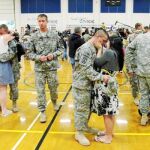 Los familiares de los soldados de la 4ª Brigada les recibieron efusivamente ayer a su llegada a EE UU, tras una rotación de seis meses en Irak