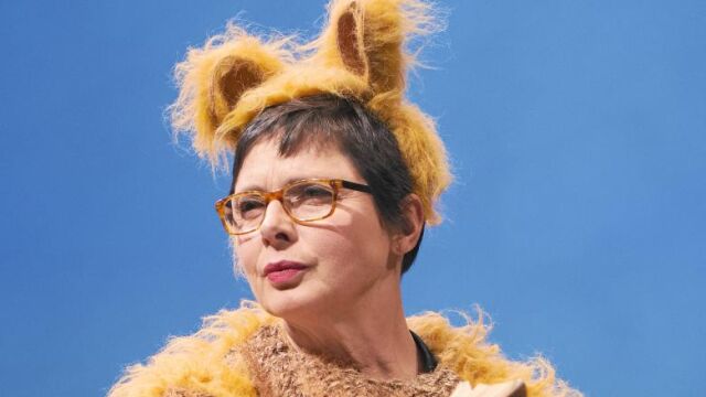 Isabella Rossellini interprenta una escena del espectáculo «Green porno»