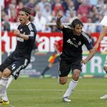 RAÚL celebra su tercer tanto en presencia de Sergio Ramos y Prieto
