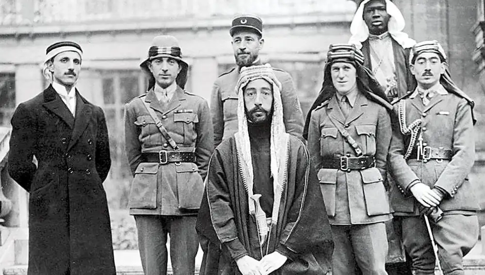 En el centro, Faisal I de Irak y, a su espalda, con uniforme, Lawrence de Arabia