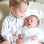 El príncipe Jorge con su hermana Carlota