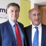 El nuevo presidente de la FRMP, Francisco Vázquez, junto a su antecesor en el cargo y alcalde en funciones de Ávila, Miguel Ángel García Nieto, antes de celebrar la Comisión Ejecutivo de la Federación en la capital abulense