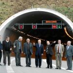 Imagen de la inauguración del túnel con el president Montilla, el conseller Nadal y varios alcaldes locales