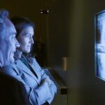 Adrià y la ministra Sinde observan uno de los montajes de la muestra