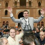 Andy Cartagena, a hombros por la puerta grande, ayer en Las Ventas