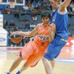 Ricky intenta entrar a canasta ante la oposición de Daniel Clark, en el partido del pasado fin de semana entre Estudiantes y Barcelona