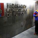 La policía irrumpe en la sede de la Federación Venezolana tras el escándalo de la FIFA