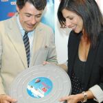 El vicepresidente regional y consejero de Cultura, Ignacio González, junto a Verdú, que viajará a Buenos Aires el día 22