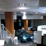 El coche, cargado con bombonas de gas, en el interior de la sede del PP