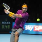 El tenista español Rafael Nadal responde una bola ante el estadounidense Andy Roddick de la segunda jornada de las Finales de la ATP