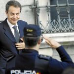Un agente de la Policía saluda al presidente del Gobierno a la salida del Congreso de los diputados, donde ayer hubo un tenso Pleno