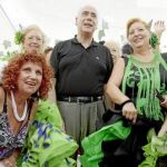 El consejero de Turismo, Luciano Alonso, rodeado de mujeres durante su visita a la Feria de Málaga