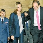 Chacón acudió ayer a un acto en Madrid junto a Javier Solana, antes de hablar con Barreda por teléfono