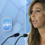 La presidenta del Partido Popular catalán, Alicia Sánchez-Camacho, durante la rueda de prensa en la que ha pedido hoy a Ciudadanos que mantenga una actitud "clara"