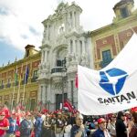 Pitos protestas pancartas y rock obrero a las puertas de Palacio