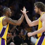 Kobe Bryant y Pau Gasol, chocando durante un encuentro de la NBA