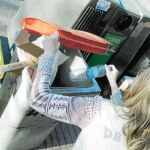 Tirar la basura en el contenedor equivocado, como ocurre en la imagen, supondrá una importante sanción económica para los madrileños