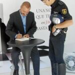 Pérez Reverte firma un ejemplar a un policía nacional