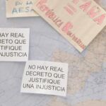Los controladores han colgado en sus puestos de trabajo carteles en contra de las medidas aprobadas por el Gobierno