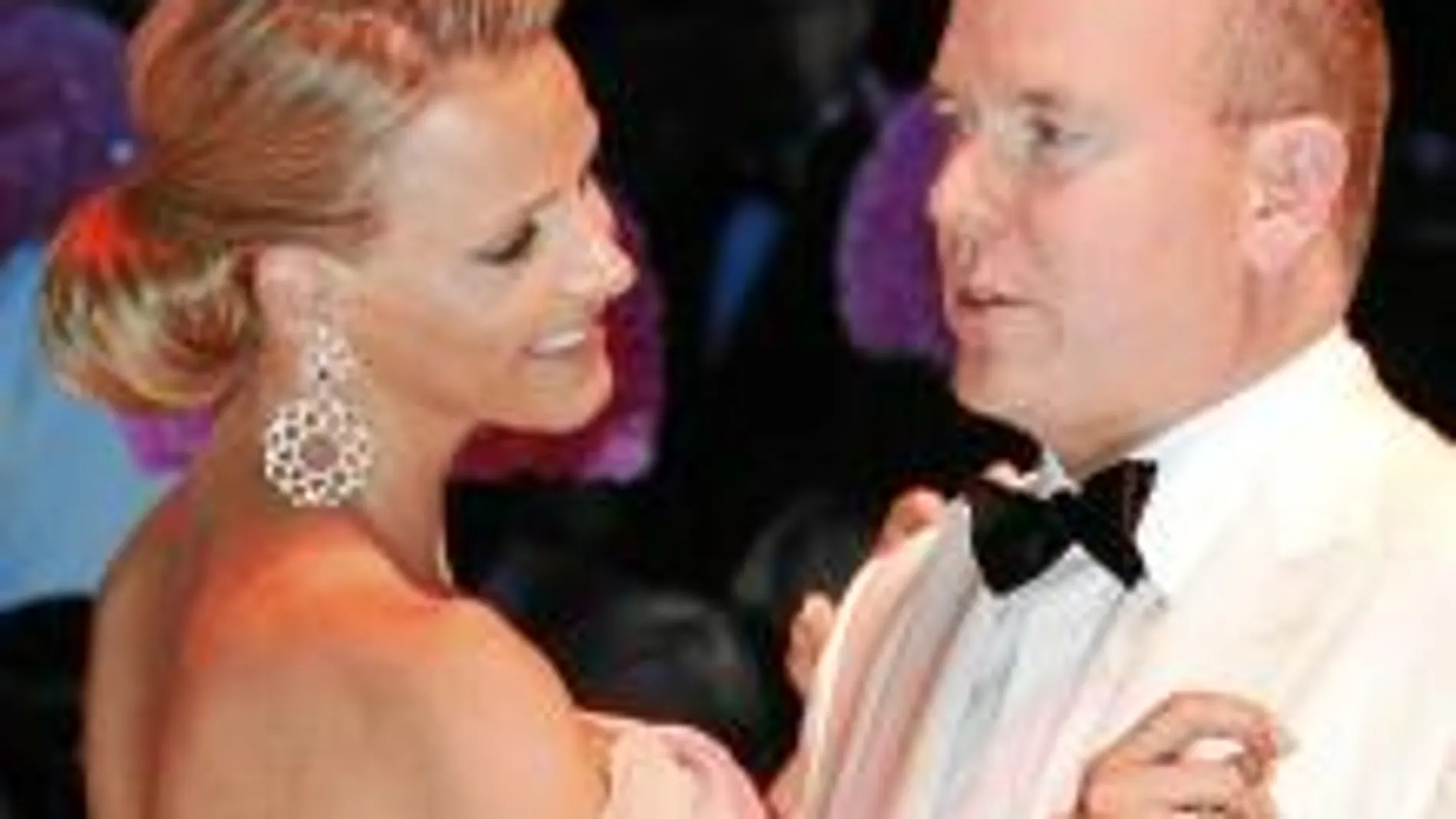 Los novios de Mónaco presiden la gala de la Cruz Roja de viajar a Mallorca