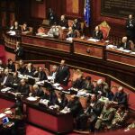 El primer ministro italiano, Silvio Berlusconi (c), durante el discurso que pronunció ante el Senado, en Roma (Italia)
