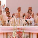 Los obispos oran por la familia en la misa del año pasado en la plaza de Lima