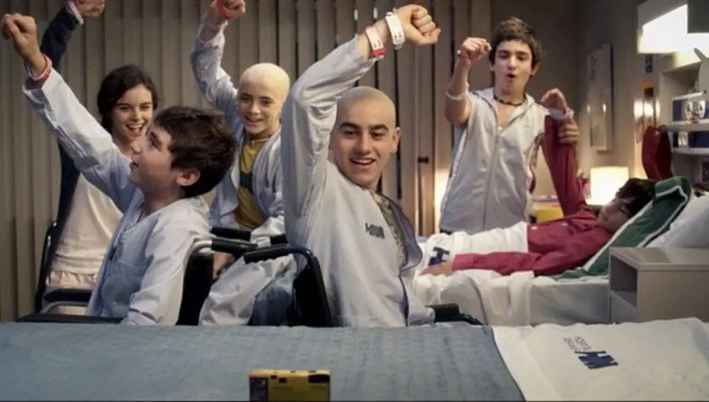 Imagen de la serie de televisión "Pulseras rojas", que aborda el cáncer infantil