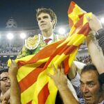 José Tomás abrazó la senyera en su salida a hombros de La Monumental en septiembre de 2008