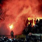 Aficionados egipcios durante los disturbios ocurridos en febrero de 2012.