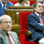 Montilla, en primer plano, y Mas, con semblate relajado, ayer durante el último Pleno del Parlamento catalán
