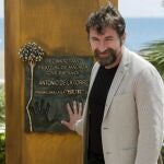 El actor malagueño Antonio de la Torre posa con su monolito por el Premio Málaga-Sur concedido por el Festival de Málaga por su extensa y exitosa trayectoria