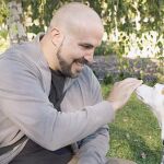«Cuando adoptamos a Flecha era recelosa, hoy es una más de la familia»