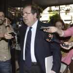 El presidente en funciones de la Junta de Castilla y León, Juan Vicente Herrera, rodeado de periodistas a su llegada esta mañana a la reunión que ha mantenido con los presidentes provinciales de su partido para analizar los resultados de las elecciones del 24M.