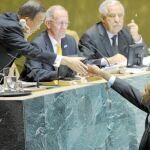Obama saluda al secretario general de la ONU, Ban Ki-moon, ayer en Nueva York