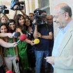 Periodistas y políticos intentaron que Millet mediara palabra, pero ayer se limitó a sonreír y a fumar entre flashes en el Parlament