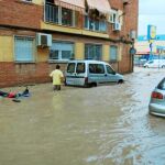 Una de las calles de Águilas inundada tras el desbordamiento de la rambla