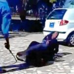 DE ESTO HUYE EL SUR. Las imágenes del vídeo que se colgó en You Tube en diciembre en las que una mujer recibe, impotente, los azotes de dos policías, dio la vuelta al mundo