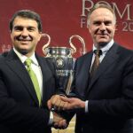 El presidente del FC Barcelona, Joan Laporta (i), posa junto al presidente del Bayern de Munich, Karl-Heinz Rummenigge